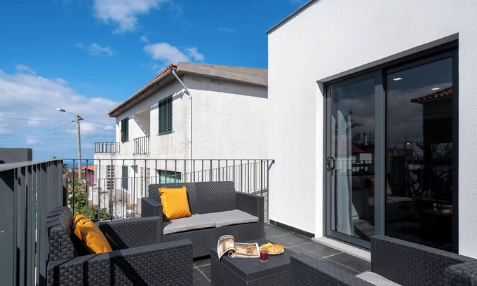 Sao Jorge House | On the north coast, with barbecue - Casa do Farol