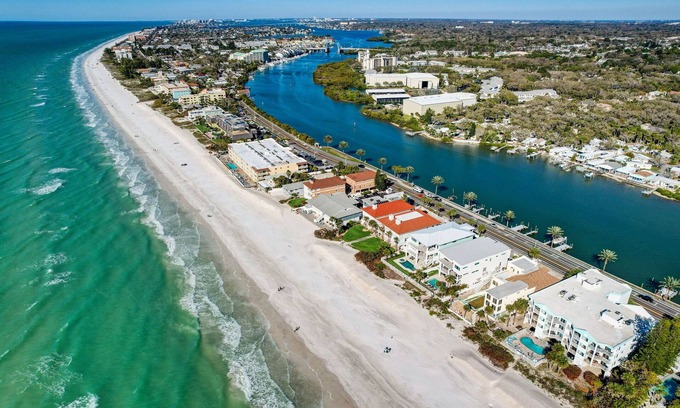 Indian Rocks Beach Condo | On the Private Beach! Tide Vibes #6 Full Kitchen!