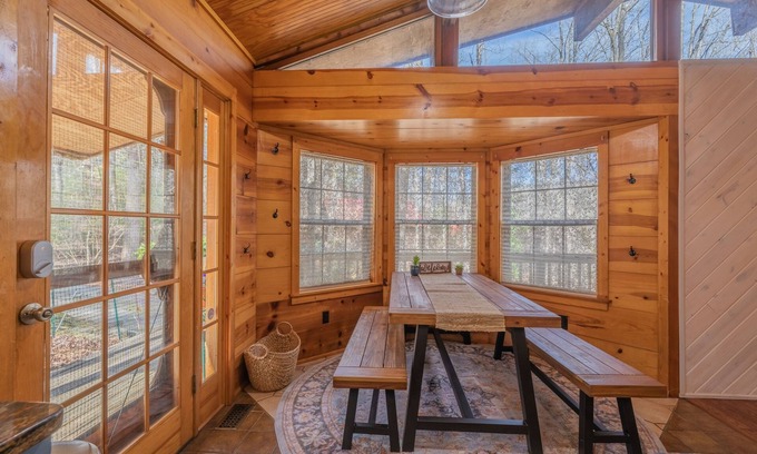 Cleveland House | On the River! Cottage w/ Smart TVs, WiFi, & more!