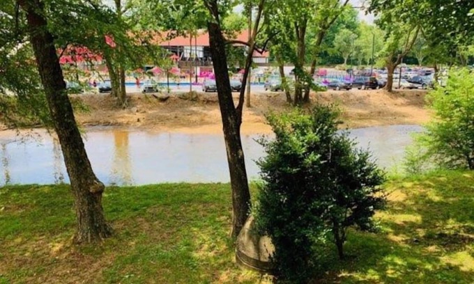 Helen House | On the River in Helen HotTub Easy Walk to Downtown, 3BR, 3.5BA, Sleeps 8