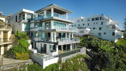 Yamba Apartment | On The Rocks - Beachfront To Convent Beach