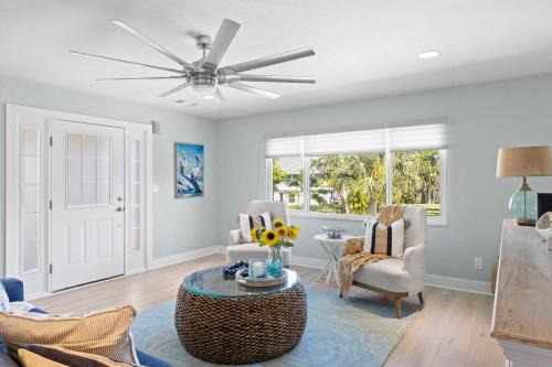 East Rocks House | On the Rocks- Gorgeous Newly Renovated Pool Home