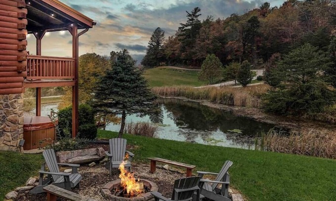 Rogers Cabin | On The Rocks-RRG, hot tub, wifi, private pond!