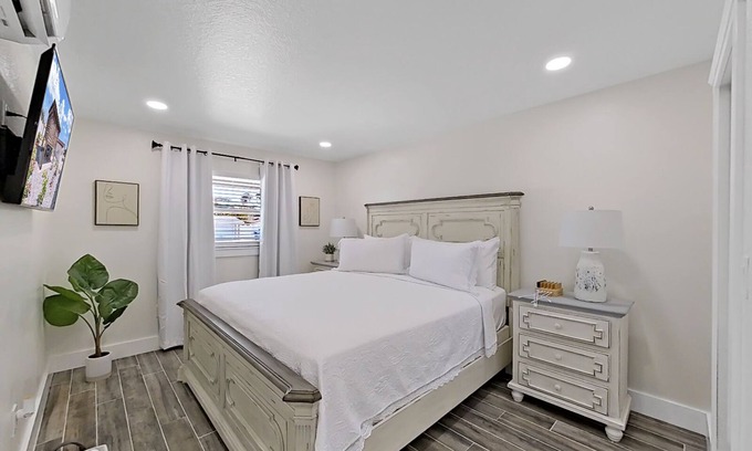 Pinecrest West Park Apartment | On the Rocks