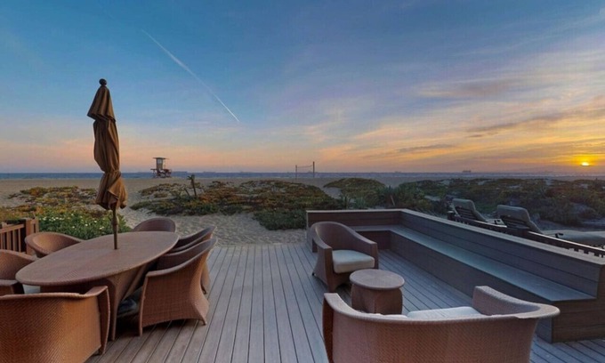 Sunset Beach House | ON THE SAND! Beachfront Huntington Beach 3bd home! Walk out of house on sand!