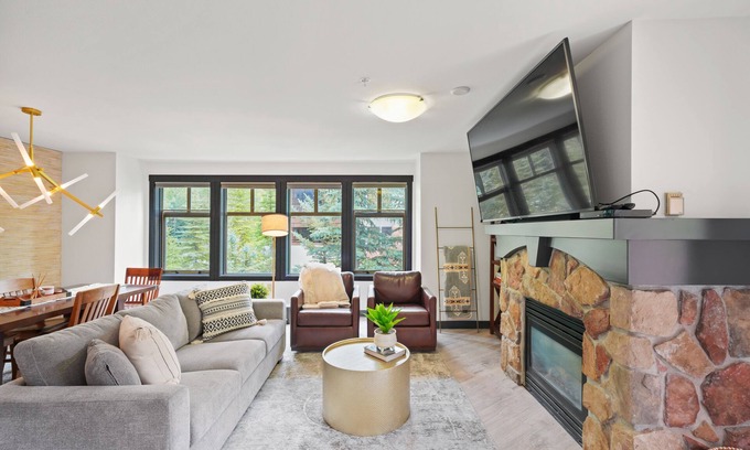 Salt Lake Mountain Resorts Condo | On the slopes ski in/out 2 bed 2 bath Corner Unit Large Windows washer/dryer