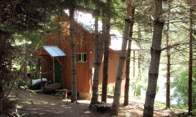 Douglas City Cabin | On the Trinity River, Fire Pit, Dogs OK, Privacy, Historic Miner's Cabin