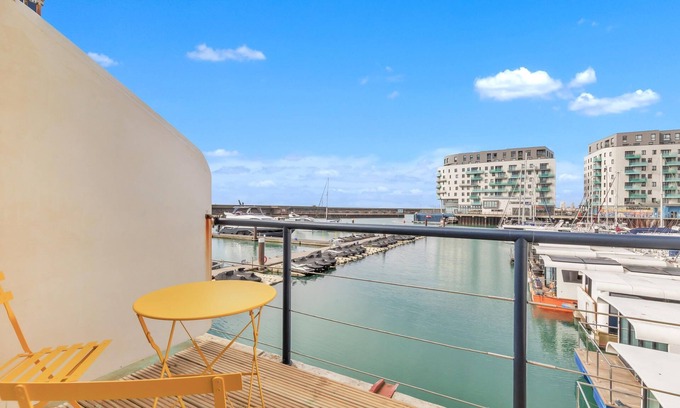 Seafront Apartment | On the Water 6 A One-of-a-Kind Stay | Free Parking | By My Getaways