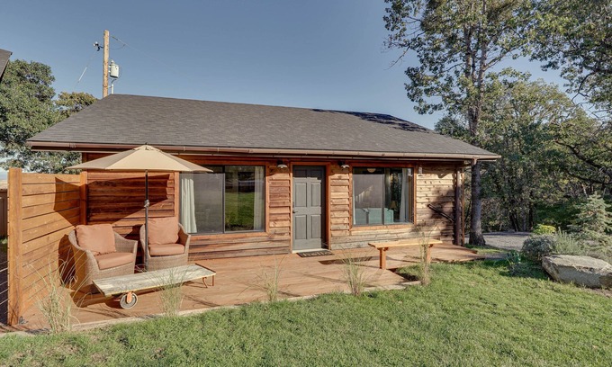 Central Point Cottage | On Working Winery: Southern Oregon Bungalow