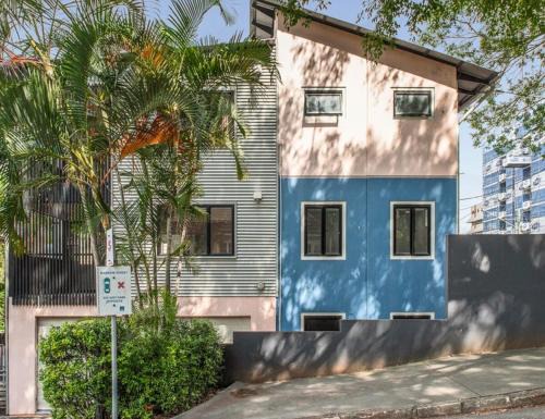 Kangaroo Point Apartment | Once a Florist, Now Your Unique 5-bedroom Home in Brisbane