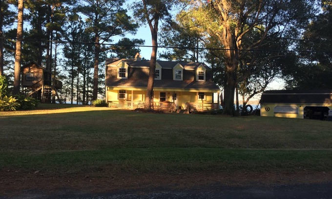 West Livingston House | One Acre Lakefront Home, Indian Hills Peninsula. Pet friendly !