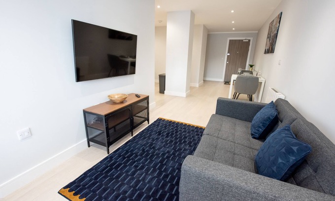 Brentwood Apartment | One Bed Apartment with Parking