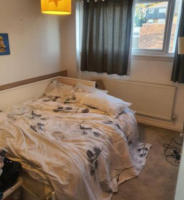Hoddesdon House | One bed room in three bed room house
