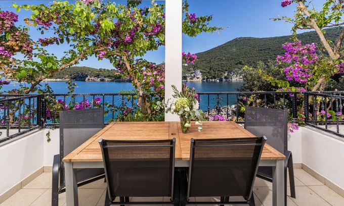 Pokrivenik Apartment | One bedroom apartment near beach Cove Pokrivenik, Hvar (A-10427-b)