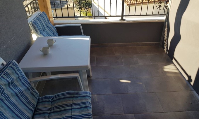 Jesenice Apartment | One bedroom apartment with terrace and sea view Sumpetar, Omiš (A-14941-a)
