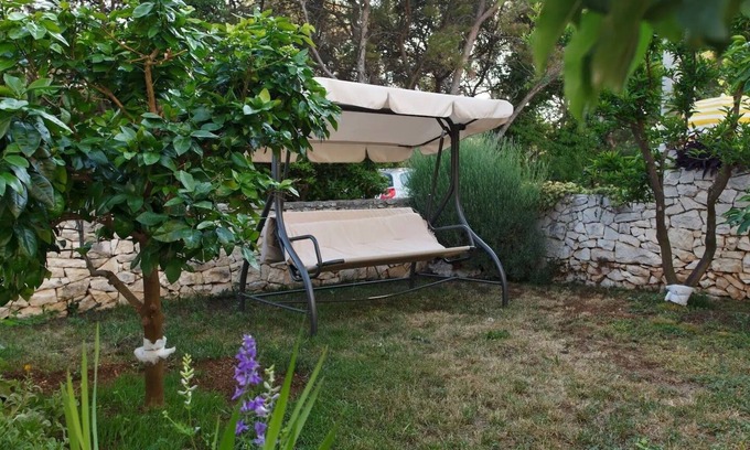 Sumartin Apartment | One bedroom apartment near beach Sumartin, Brač (A-12036-a)