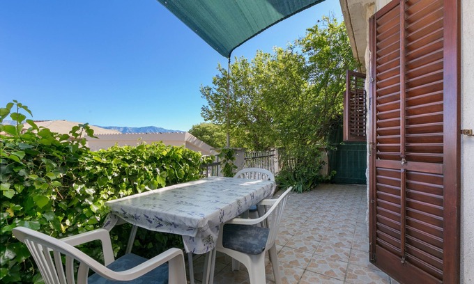 Supetar Apartment | One bedroom apartment with terrace and sea view Supetar, Brač (A-22123-b)