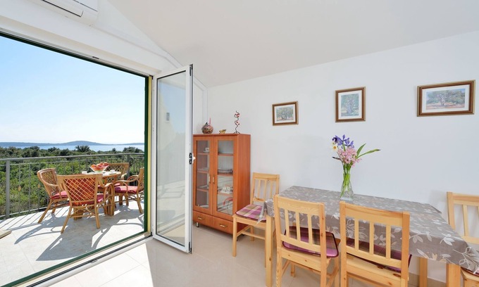 Vinisce Apartment | One bedroom apartment with terrace and sea view Cove Ljubljeva, Trogir (A-18371-a)