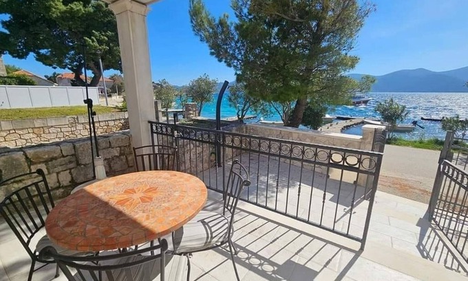 Cove Tri Zala (Zrnovo) Apartment | One bedroom apartment with terrace and sea view Viganj, Pelješac (A-24522-b)