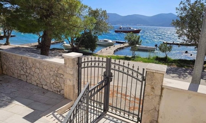 Cove Tri Zala (Zrnovo) Apartment | One bedroom apartment with terrace and sea view Viganj, Pelješac (A-24522-d)