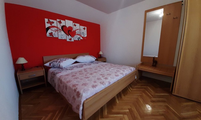Vinisce Apartment | One bedroom apartment with balcony and sea view Vinišće, Trogir (A-6117-b)