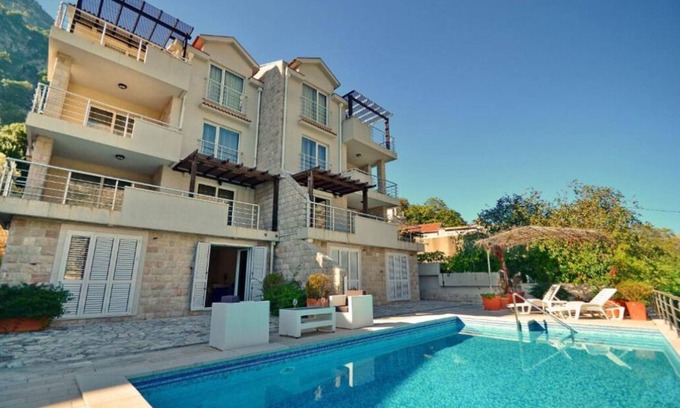 Muo Apartment | One-Bedroom Apartment with Pool and Sea View