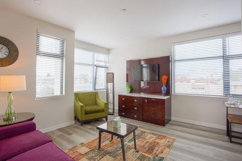 Bankers Hill Hotel | One Bedroom Apartment with Luxurious Furnitures