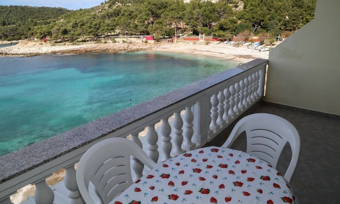 Milna Apartment | One bedroom apartment with terrace and sea view Milna, Hvar (A-12244-a)