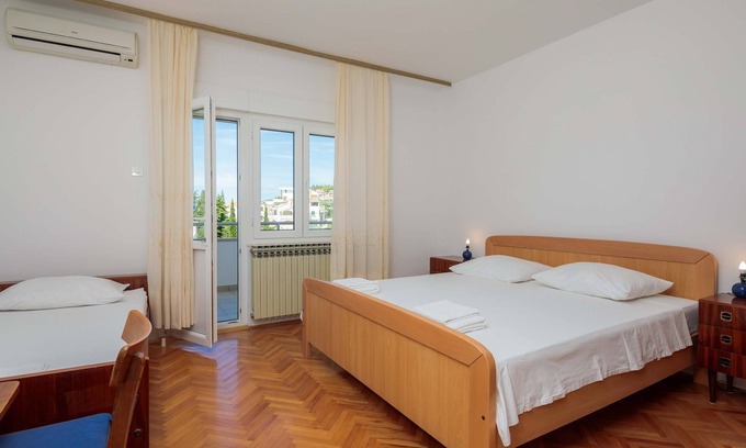 Omis Apartment | One bedroom apartment with balcony and sea view Duće, Omiš (A-18155-a)