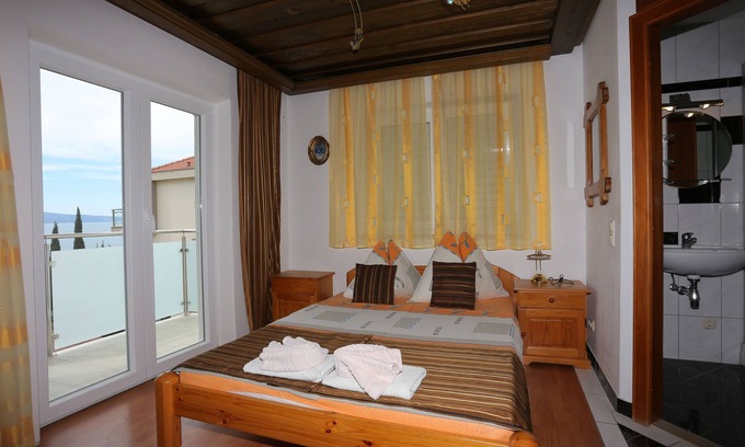 Tice Apartment | One bedroom apartment with terrace and sea view Nemira, Omiš (A-2781-b)