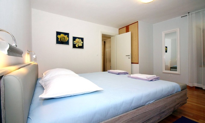 Tijesno Apartment | One bedroom apartment with terrace and sea view Tisno, Murter (A-5106-a)