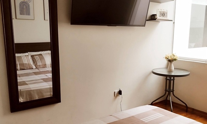 Santiago de Surco House | One-bedroom apartment with studio and private bathroom in residential area