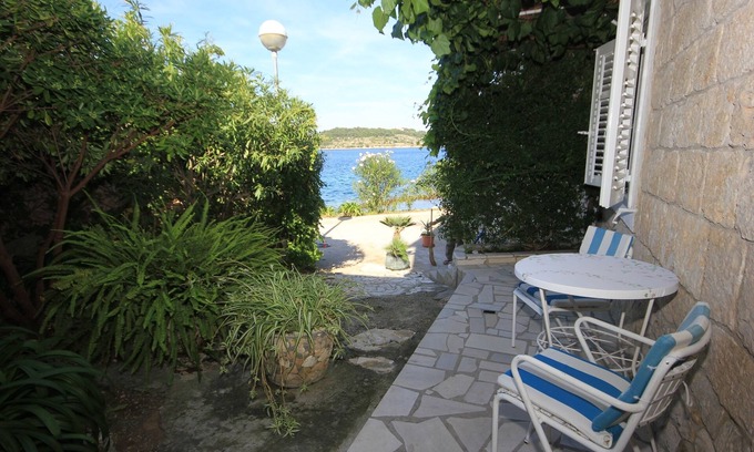 Vis Apartment | One bedroom apartment with terrace and sea view Vis (A-1155-a)