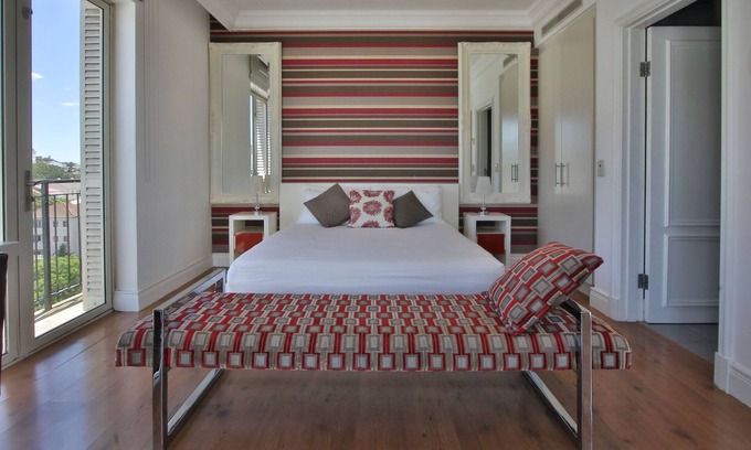 Green Point Apartment | One Bedroom Apartment with Mountain Views