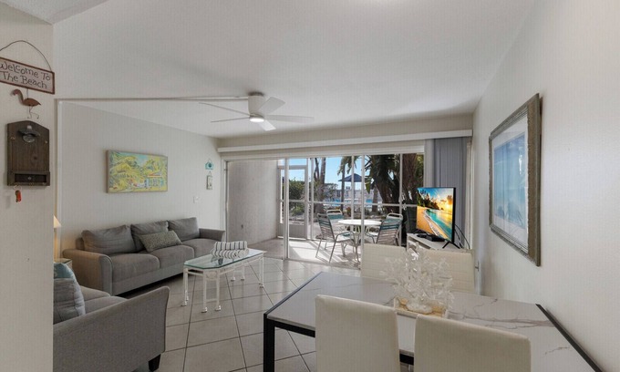Holmes Beach Condo | One Bedroom Condo at Beachfront Resort!