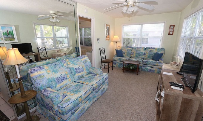 Sanibel Cottage | One Bedroom Cottage with Deeded Beach Access - Duggers Tropical Village 3
