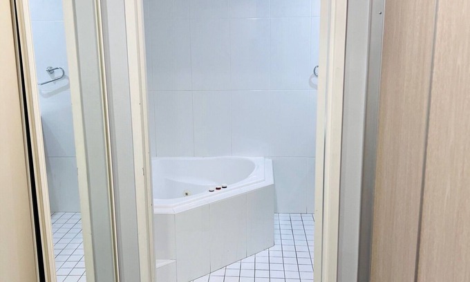Hamilton Apartment | One Bedroom Deluxe Spa Apartment