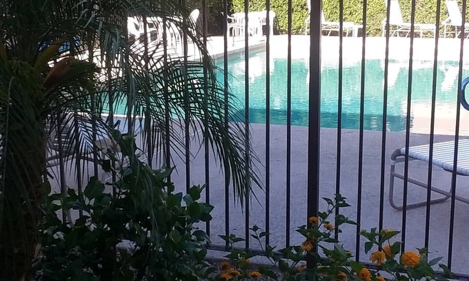 Hunters Village Condo | One bedroom immaculate condo in Paradise Valley area near restaurants and mall.