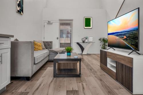 Wilshire Apartment | One-Bedroom Loft Retreat with Modern Kitchen & Central AC in the Heart of Hollywood