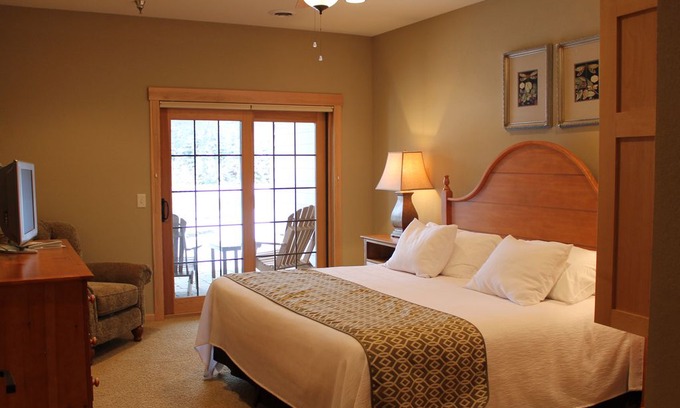 Three Lakes Apartment | One Bedroom Luxury Condo at Northernaire Resort