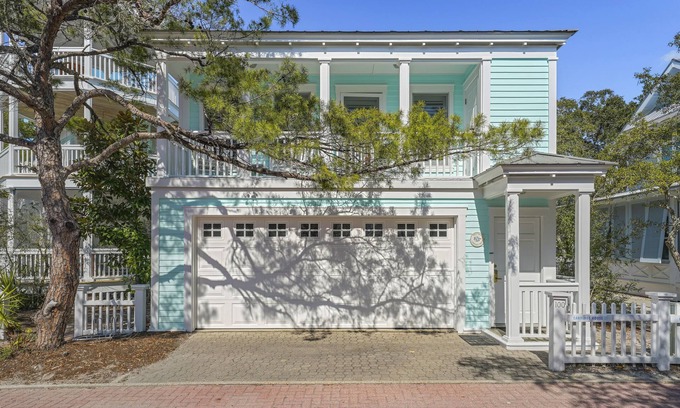 Seaside Cottage | One Bedroom Guest Cottage in Seaside, 8 Houses to Beach + 2 Adult Bikes!