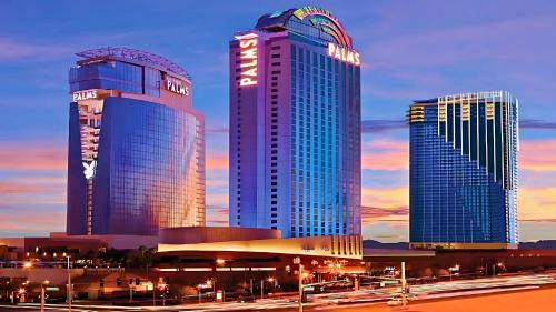 Las Vegas Hotel | One Bedroom with Living Room, Jet Tub & Baths Palms Place StripSuite