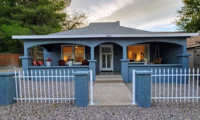 Cottonwood House | One Block Walk to Old Town - Historical Bungalow