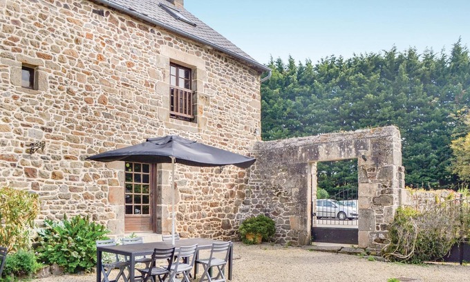 Taden House | One half of a stone cottage on the Bugsierer Trail, where the whole family can go for bike rides.
