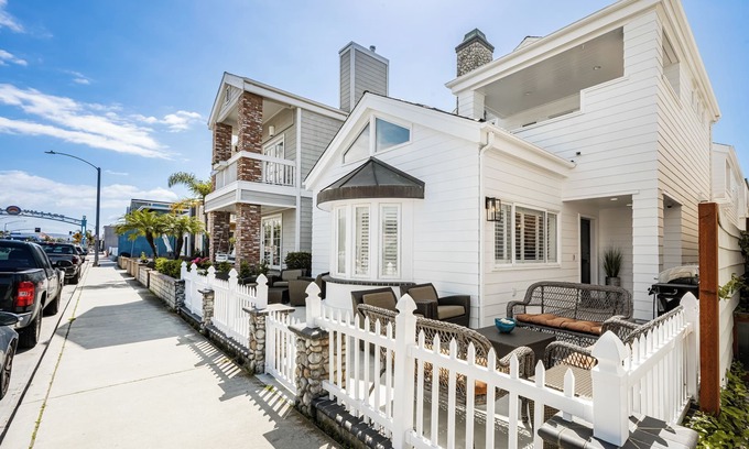 Balboa Peninsula House | One house from the sand, situated between Newport and Balboa Piers.