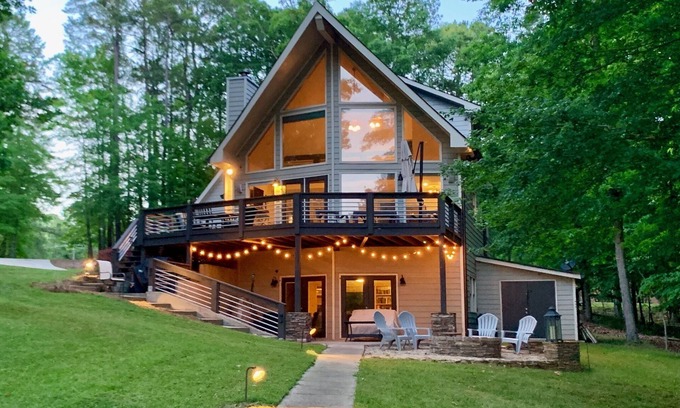 Beaverdam House | One-of-a-Kind, Lakefront House Near the Ritz, Sandbar & Boathouse!