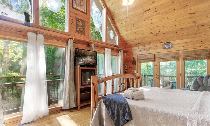 Gatlinburg - Pigeon Forge Cabin | One of a Kind ~ Rustic True Log Cabin near Dollywood in Pigeon Forge