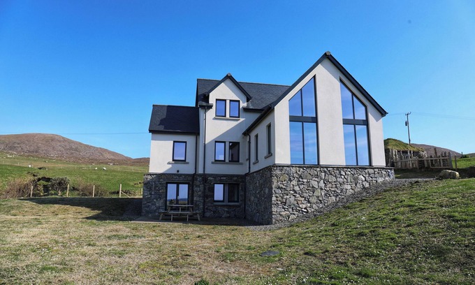 Glen Kyles House | ONE SEA, pet friendly, luxury holiday cottage in Leverburgh