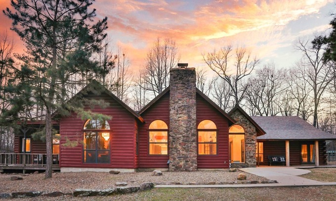 Broken Bow Cabin | One Story -Large 6 bedroom/4 private wings/Sleeps 18+/Walk to shops! Fire Pit