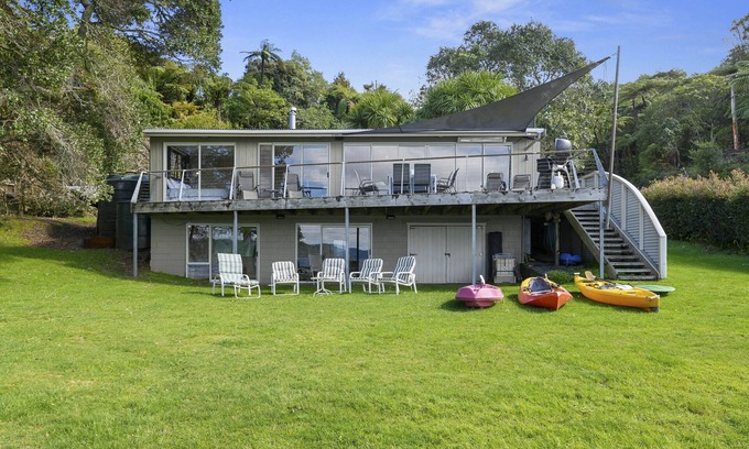 Okere Falls Cottage | Onepoto Bay Lakehouse - Lake Rotoiti Holiday Home
